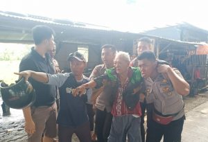 Anggota polres Karawang berikan bantuan kepada korban kecelakaan 