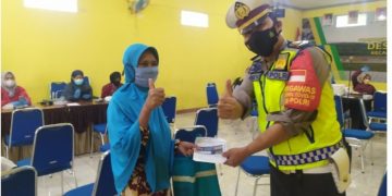Kejar Target Vaksinasi AKP Cevi Berikan Kupon Undian Vaksinasi yang di Adakan Polresta Bandung Polda Jabar